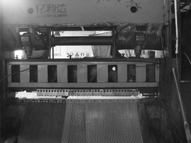 買了第一臺鋼板網機。