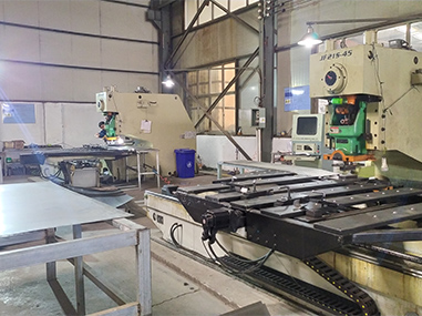 自主研發重型沖壓設備。